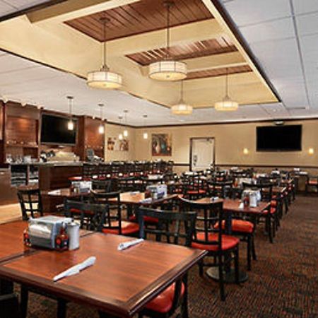 Ramada Burlington Hotel And Conference Center Ngoại thất bức ảnh