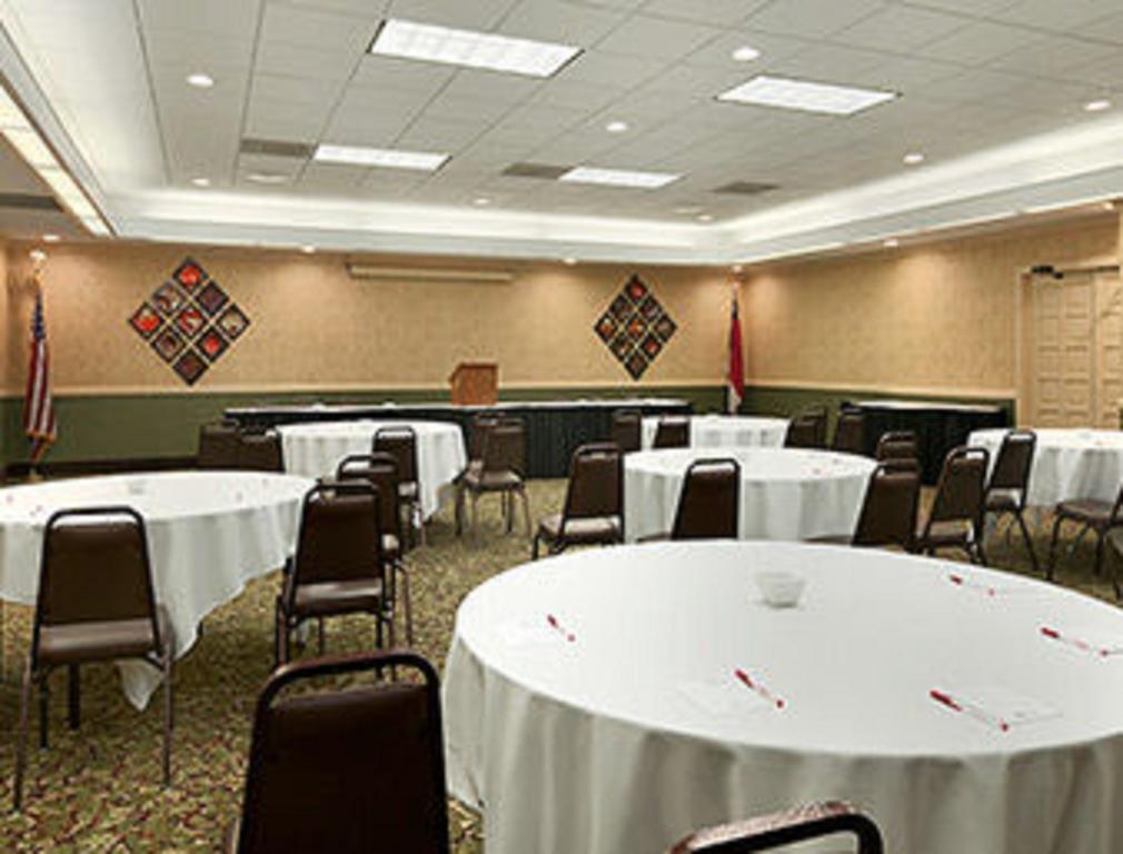 Ramada Burlington Hotel And Conference Center Ngoại thất bức ảnh