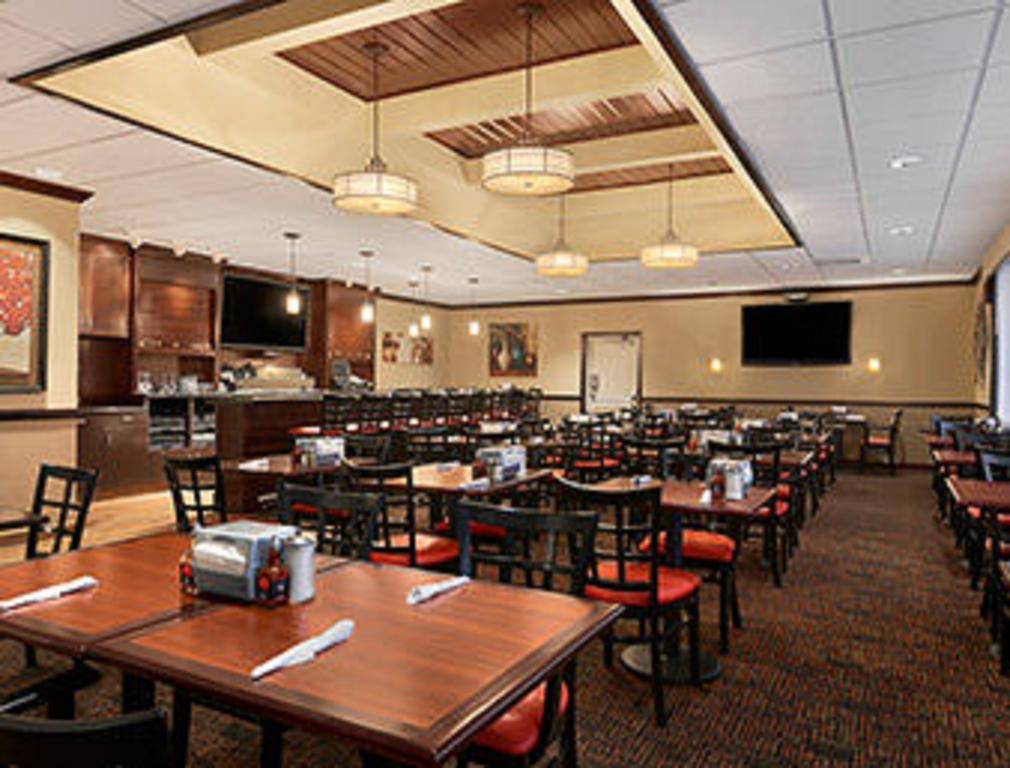 Ramada Burlington Hotel And Conference Center Ngoại thất bức ảnh