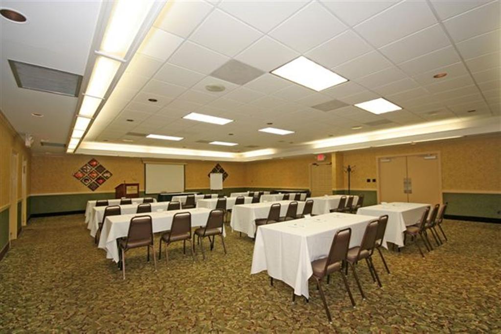 Ramada Burlington Hotel And Conference Center Ngoại thất bức ảnh