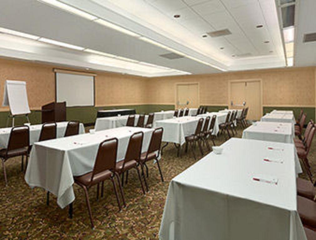 Ramada Burlington Hotel And Conference Center Ngoại thất bức ảnh