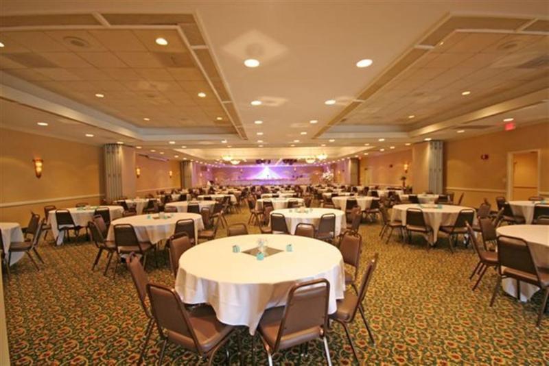Ramada Burlington Hotel And Conference Center Ngoại thất bức ảnh