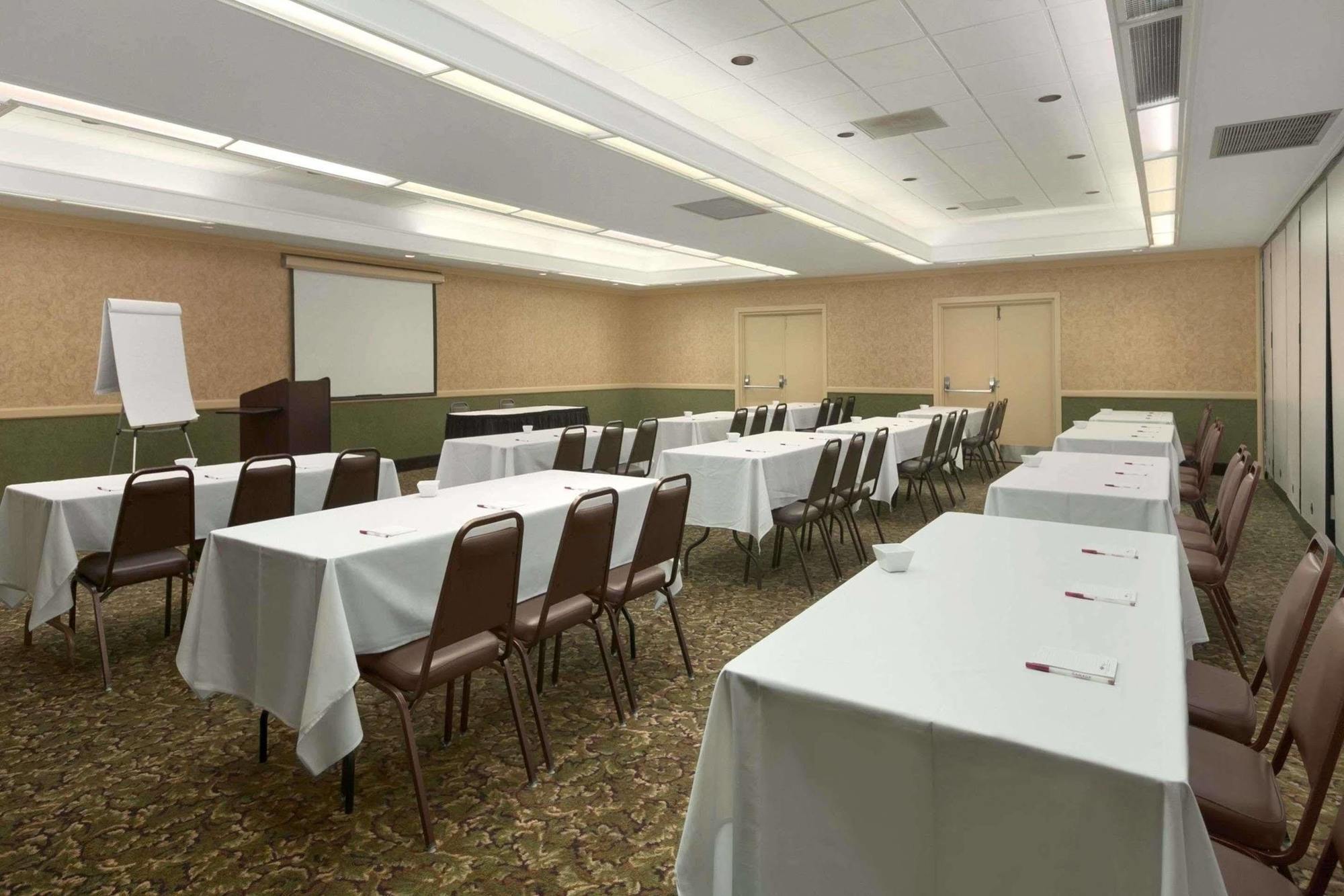 Ramada Burlington Hotel And Conference Center Ngoại thất bức ảnh