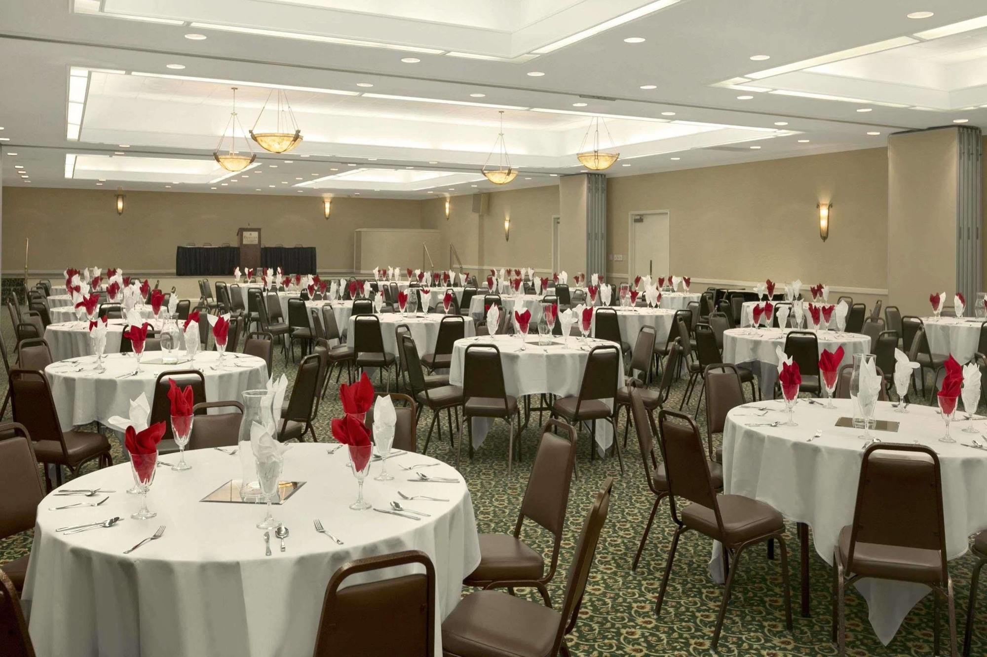 Ramada Burlington Hotel And Conference Center Ngoại thất bức ảnh