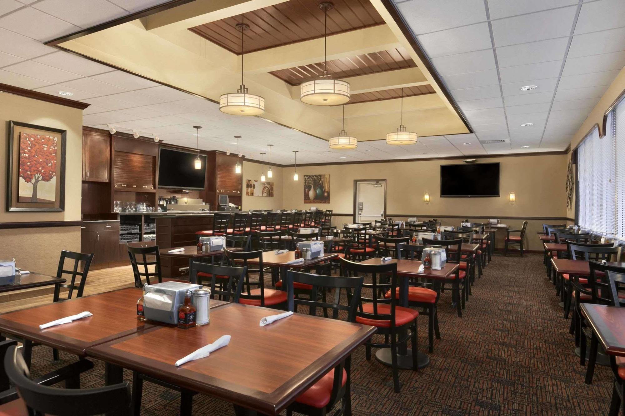 Ramada Burlington Hotel And Conference Center Ngoại thất bức ảnh